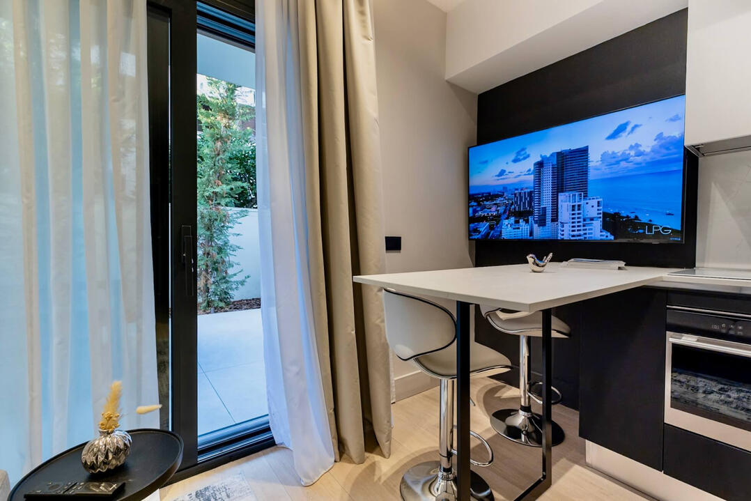 🍳 Kitchen – Fully equipped CREO kitchen with premium appliances.