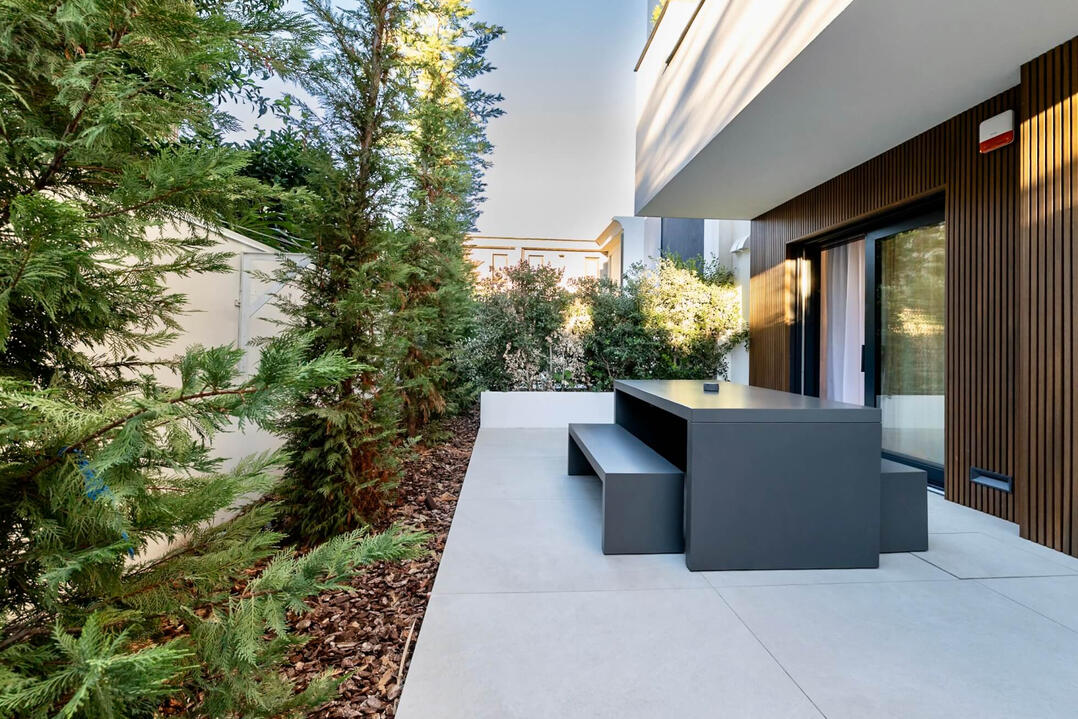 🌿 Terrace – Private terrace perfect for dining or relaxing.